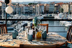 Table soigneusement dressée au restaurant AU CHANTIER avec vue directe sur le port de La Ciotat.