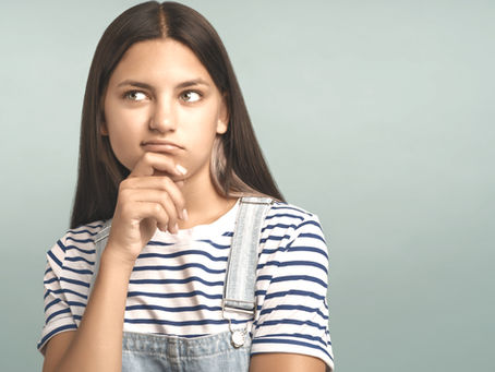 Jeune qui réfléchit à ses choix de carrière