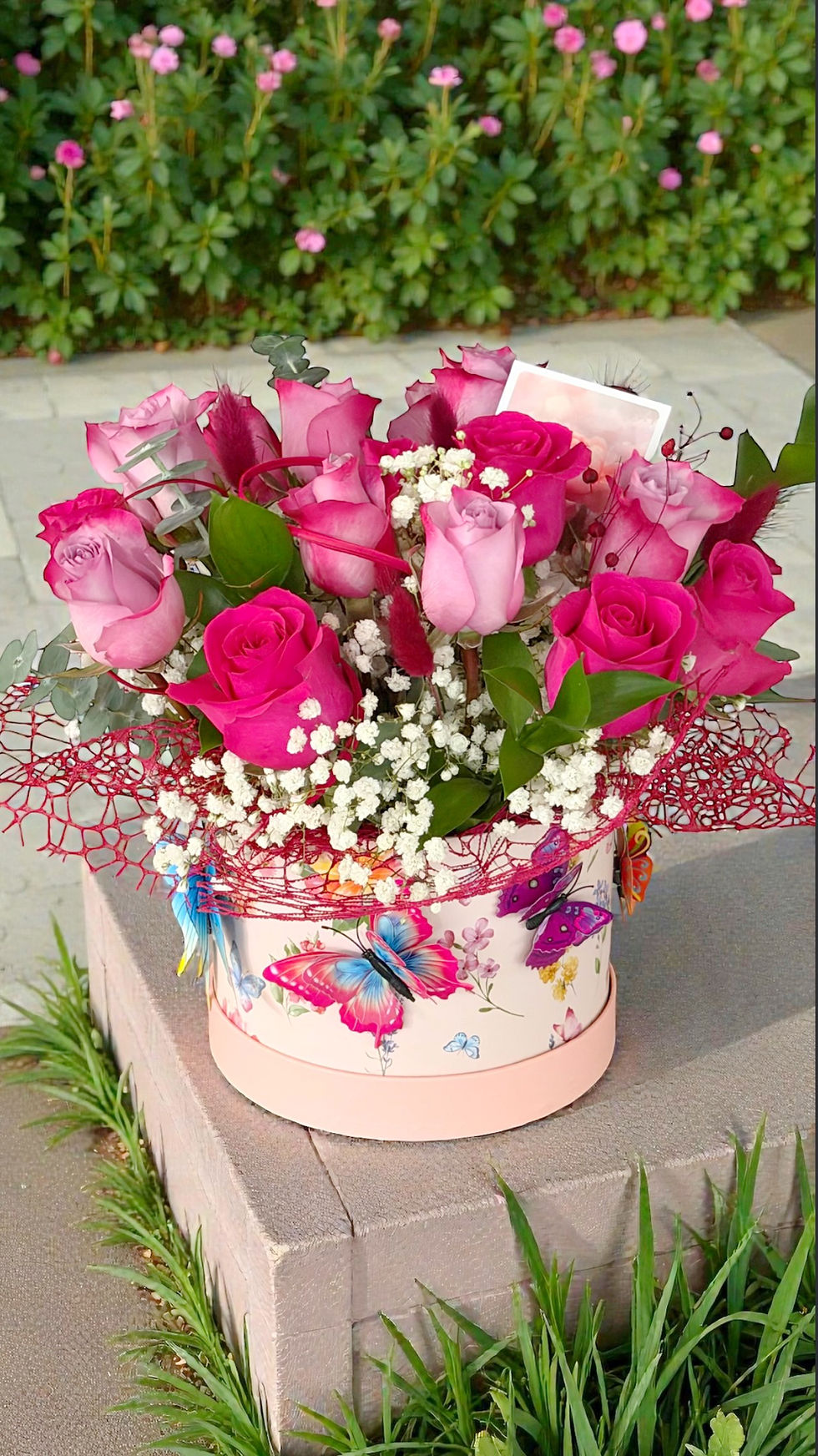 Pink and fuchsia roses hat box bouquet with baby’s breath