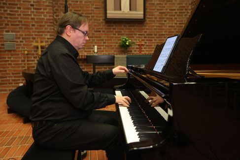 Risto-Matti Marin soittaa flyygeliä Olli-Pekka Tuomisalon sävellyksen sävelillä äänitystilanteessa.