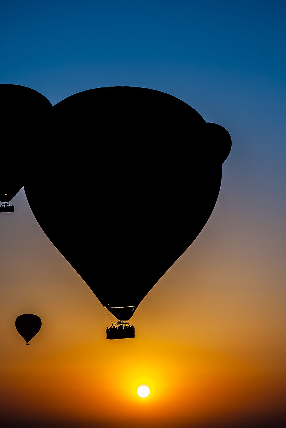 Balões ao nascer do Sol