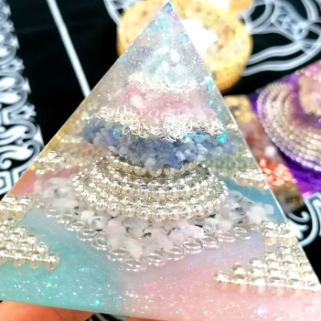 #ME202310【白晶+海藍寶+粉晶+坦桑石+紫鋰輝石+月亮石】「塔中塔」金字塔Orgonite能量塔