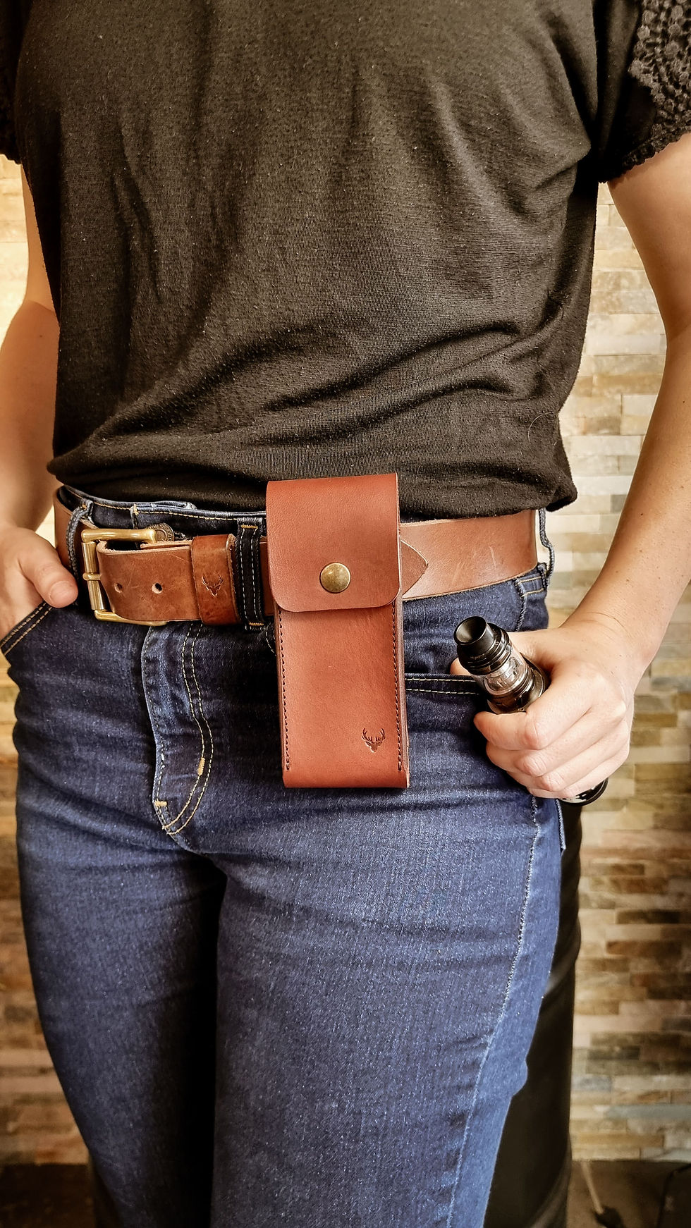 Thumbnail: etui pour cigarette électronique en cuir pour ceinture