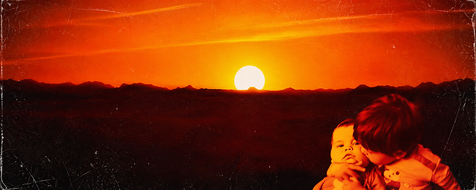 Pôr do Sol Retrô com Abraço Infantil.png