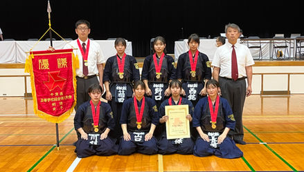 女子団体戦決勝は、東海大浦安高校と千葉明徳高校による対戦となった。
先鋒戦、長崎選手（東海大浦安）と稲葉選手（千葉明徳）の対戦は、有効打突なく引き分け。
次鋒戦、川村選手（東海大浦安）と庄司選手（千葉明徳）の対戦は、有効打突なく引き分け。
中堅戦、山口選手（東海大浦安）と萩原選手（千葉明徳）の対戦は、山口選手が面を決め、一本勝ち。
副将戦、野口選手（東海大浦安）と矢野選手（千葉明徳）の対戦は、矢野選手が面を決め、一本勝ち。
大将戦、小久保選手（東海大浦安）と三塚選手（千葉明徳）の対戦は、有効打突なく引き分け。勝負は代表戦となった。
代表戦、小久保選手と矢野選手の対戦は、小久保選手が面を決め勝利。
１対１（本数１対１）代表戦の末、東海大浦安高校が２年連続２回目の優勝を収めた。