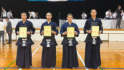 男子個人戦決勝は、加藤選手（東海大浦安）と、松本選手（東海大浦安）による同門対決となった。勝負は延長戦の末、松本選手が小手を決め、優勝を収めた。