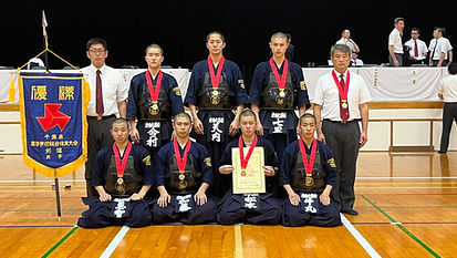 男子団体戦決勝は、東海大浦安高校と中央学院高校による対戦となった。
先鋒戦、恩智選手（東海大浦安）と池田選手（中央学院）の対戦は、有効打突無く、引き分け。
次鋒戦、今村選手（東海大浦安）と大久保選手（中央学院）の対戦は、大久保選手が小手を決め、一本勝ち。
中堅戦、牛丸選手（東海大浦安）と飯村選手（中央学院）の対戦は、有効打突無く、引き分け。
副将戦、加藤選手（東海大浦安）と柴田選手（中央学院）の対戦は、加藤選手が引き面を決め一本勝ち。
大将戦、松本選手（東海大浦安）と小野山選手（中央学院）の対戦は、有効打突無�く、引き分け。勝負は代表戦となった。
代表戦は、大将同士の対戦。松本選手が跳び込み面を決め、勝利。
１対１、代表戦の末、東海大浦安高校が４年連続１１回目の優勝を収めた。