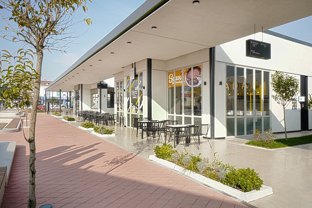 The | Work Mimarlık tasarımı UrbanPark: Sakarya Serdivan’da, farklı boyutlardaki çelik modüllerin birleşimiyle kurgulanan, taşınabilir ve çoğalabilir yeme-içme kompleksi projesinin genel görünümü.
