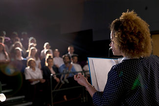 altavoz Mujer