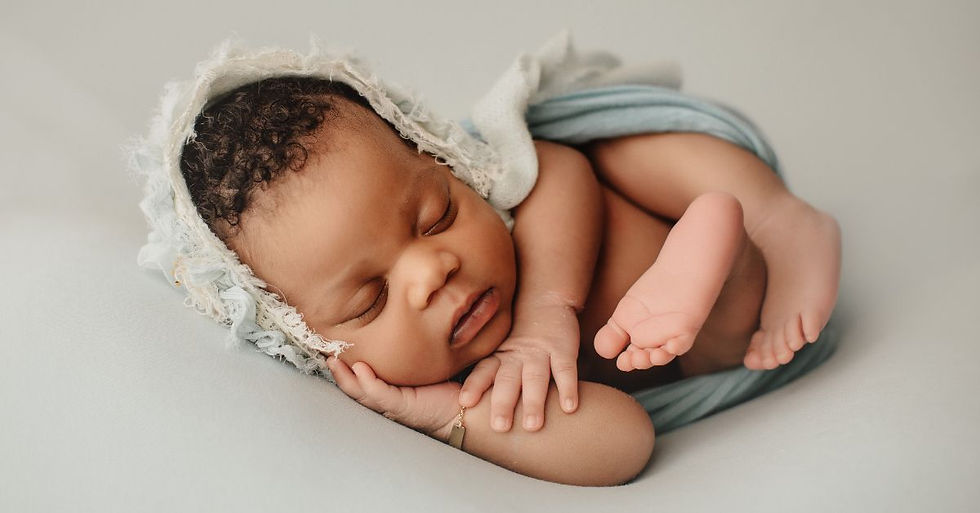 Imagen de un bebé de 6 meses en foto estudio para bebés, rodeado de accesorios tiernos que realzan su espontaneidad.