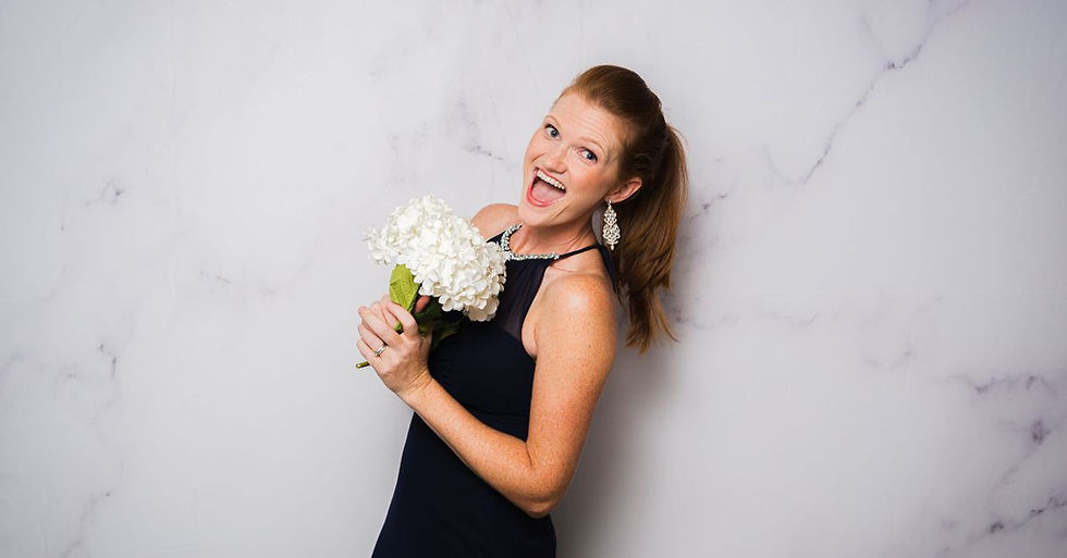 Tecnología y creatividad en una cabina 360 en Bogotá. Plataforma giratoria, videos slow motion y efectos para compartir en redes sociales.