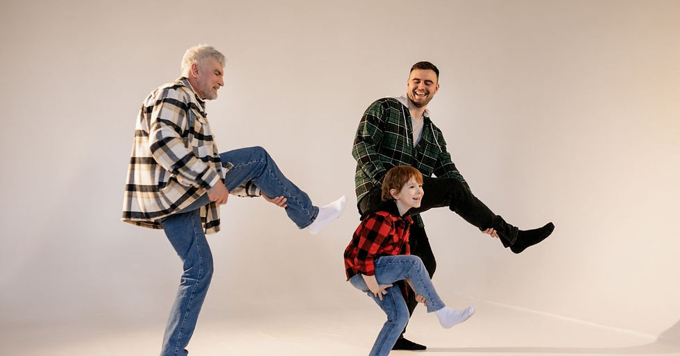 Familia con mascota en estudio, luz suave y fondo claro. Sesión pet friendly para capturar vínculos reales en fotografía familiar en Bogotá.