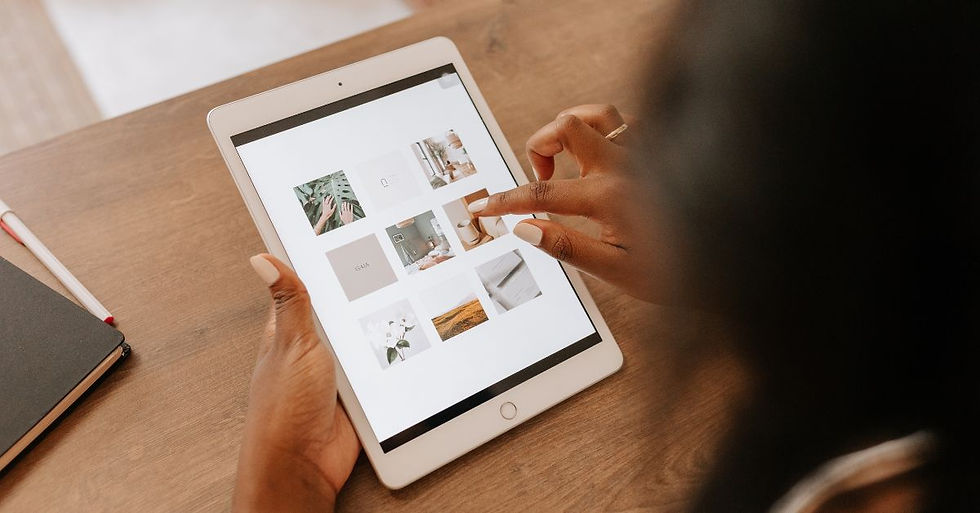 Moodboard con diferentes estilos de boda y diseños de tarjetas de invitación de matrimonio personalizadas.