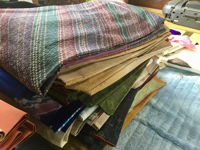 千葉市のお客様から、箪笥二竿分のお着物・帯等をお買取させていただきました。