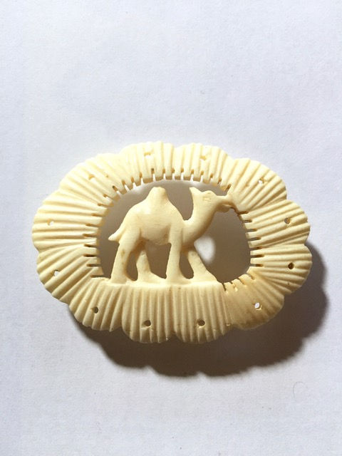 本象牙駱駝彫刻アンティーク帯留