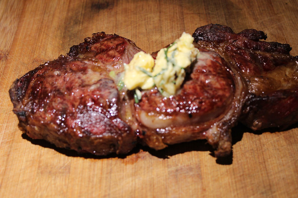 Rib Eye con Mantequilla de Romero y Ajo, Rib Eye a la Sal, Queso Flameado y Ate