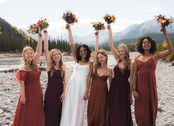 calgary-wedding-florist-colourful-bridal-bouquet-bold-fall-wedding-flowers-mountain-elopement-flowers-alberta-rockies