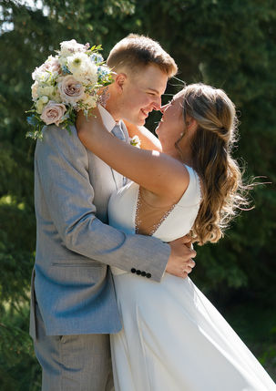 calgary-wedding-florist-soft-romantic-wedding-flowers-diamond-in-the-rough-wedding-venue-florals-alberta-morning-glory-and-grace