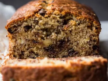 bolo de banana com ameixa, uma fatia generosa