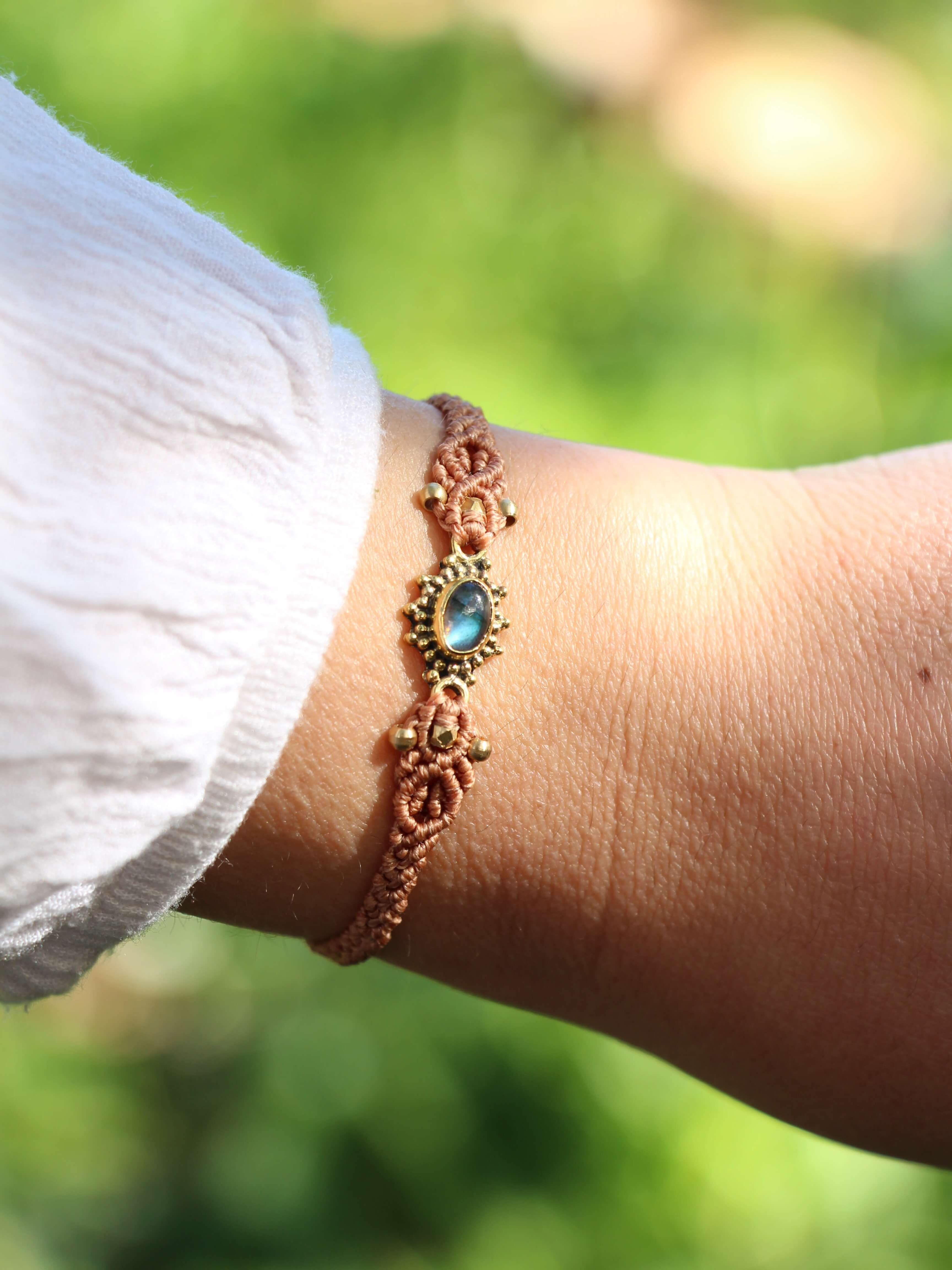 צמיד מקרמה גאיה בגוון מייפל עם אבן לברדורייט