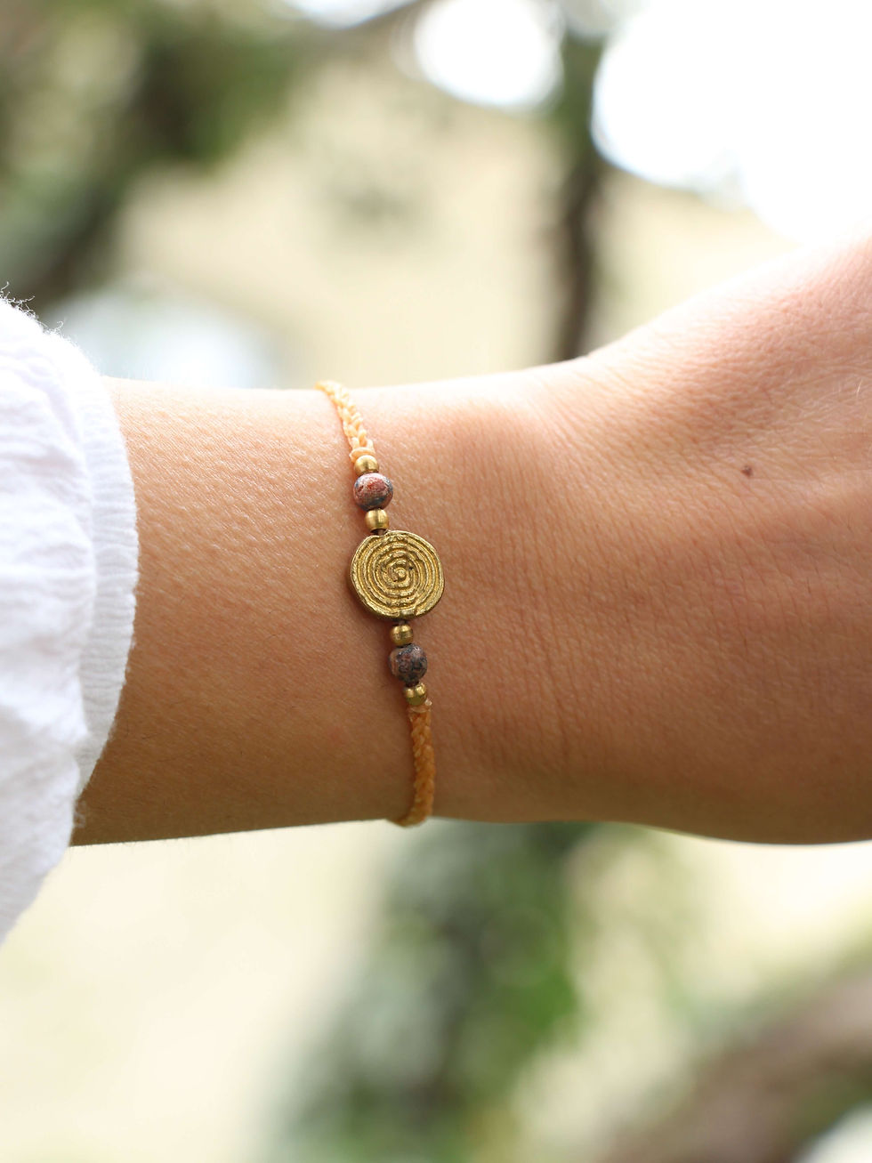 צמיד ספירלה בגוון חול עם ג'ספר
