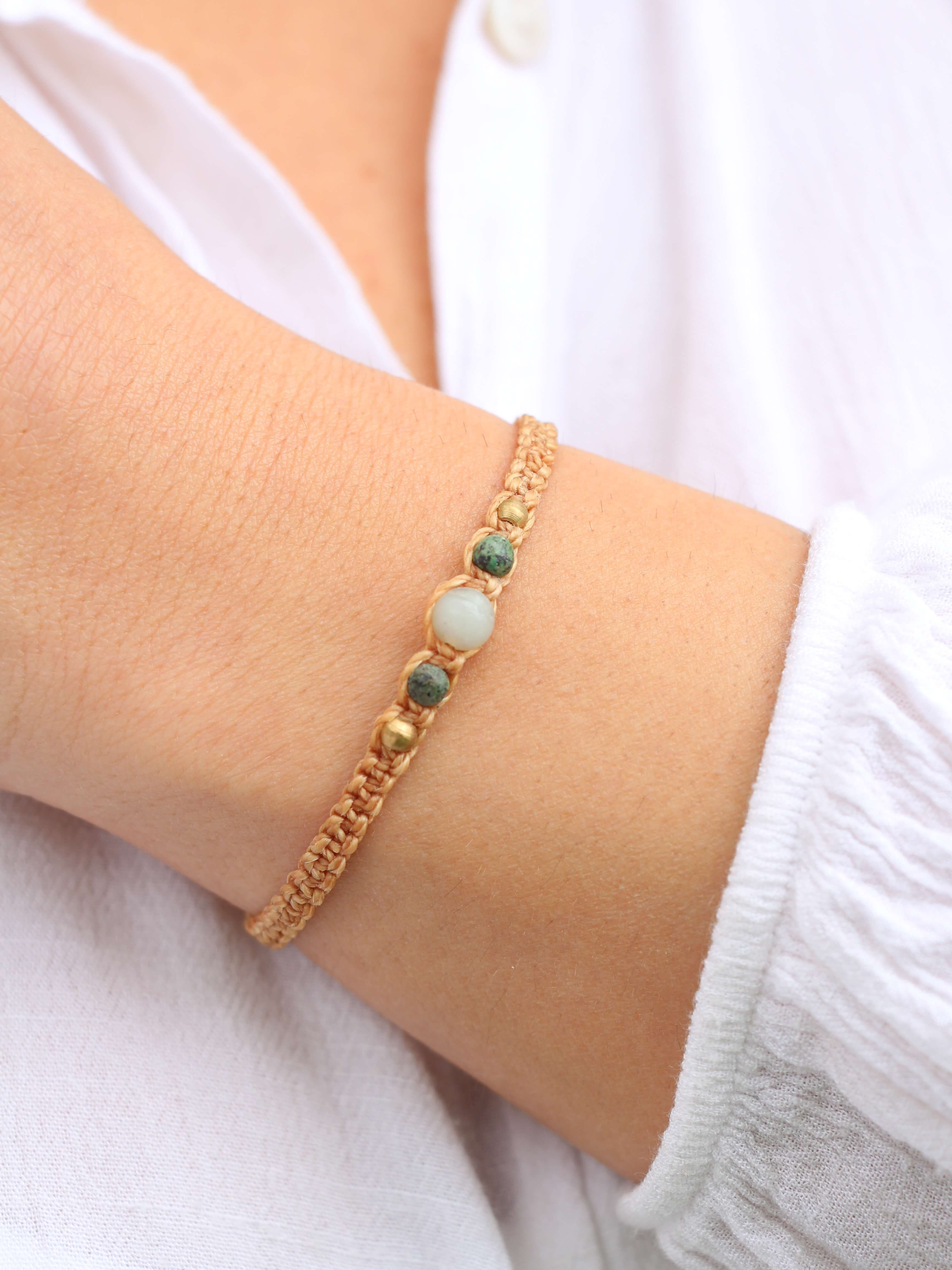  צמיד חול ומיקס אבנים תכולות
