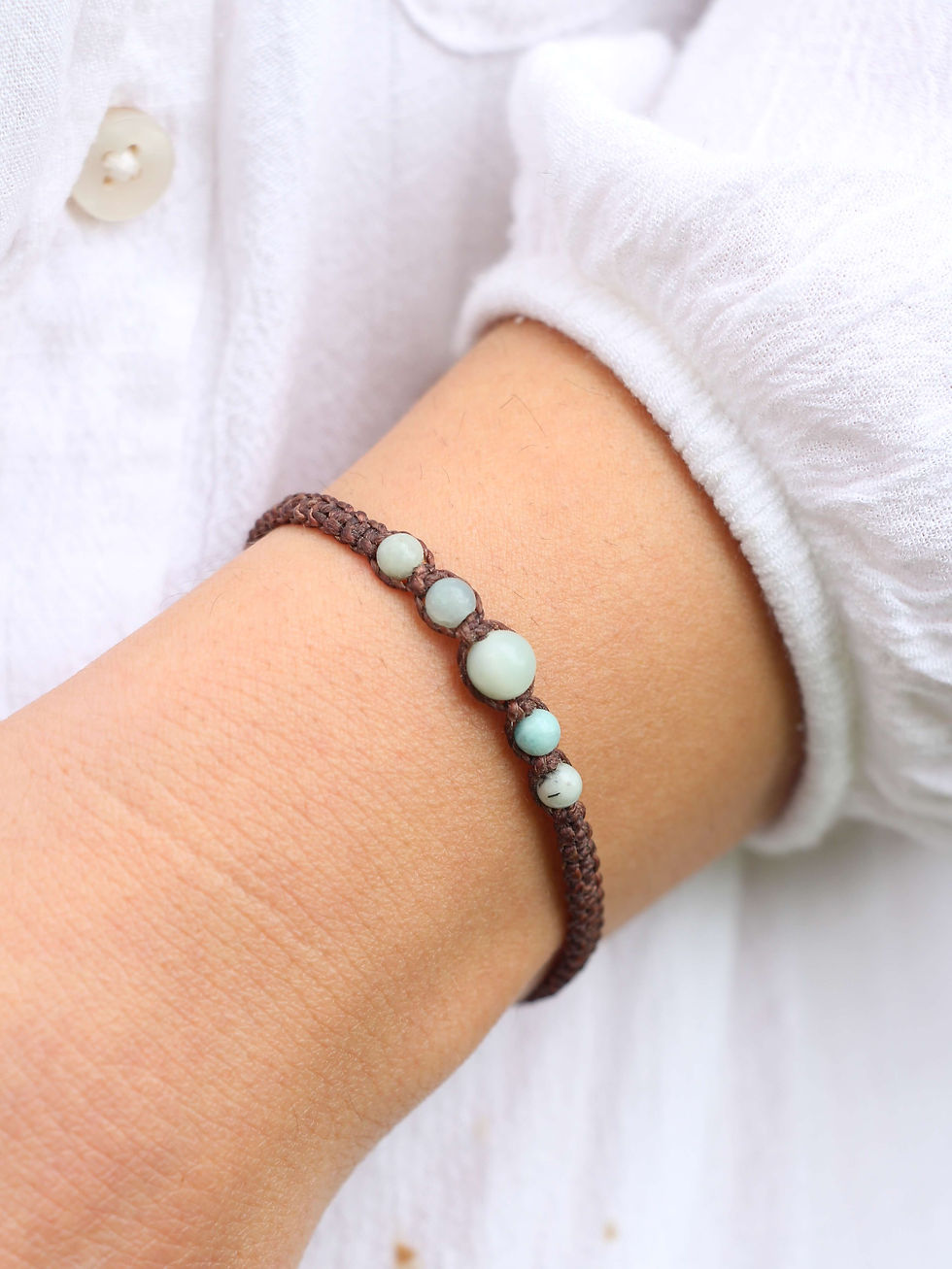 צמיד חום עם חרוזי אמזונייט
