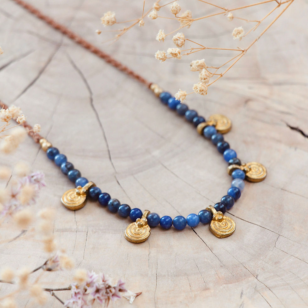 שרשרת מקרמה חרוזי אבנים עם תליוני ספירלה