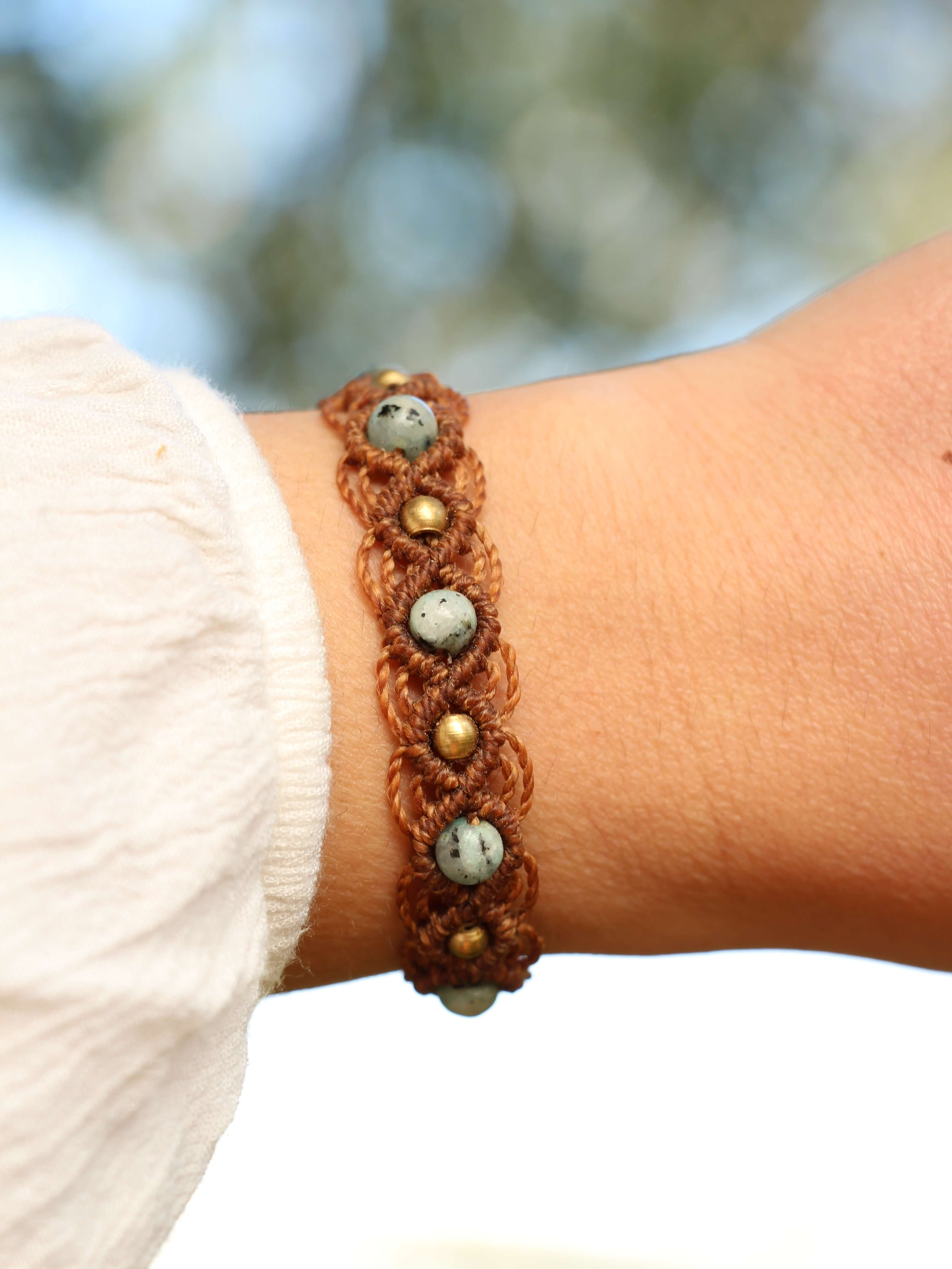 צמיד מקרמה אסיה עבה חום אגוז עם ג'ספר קיווי