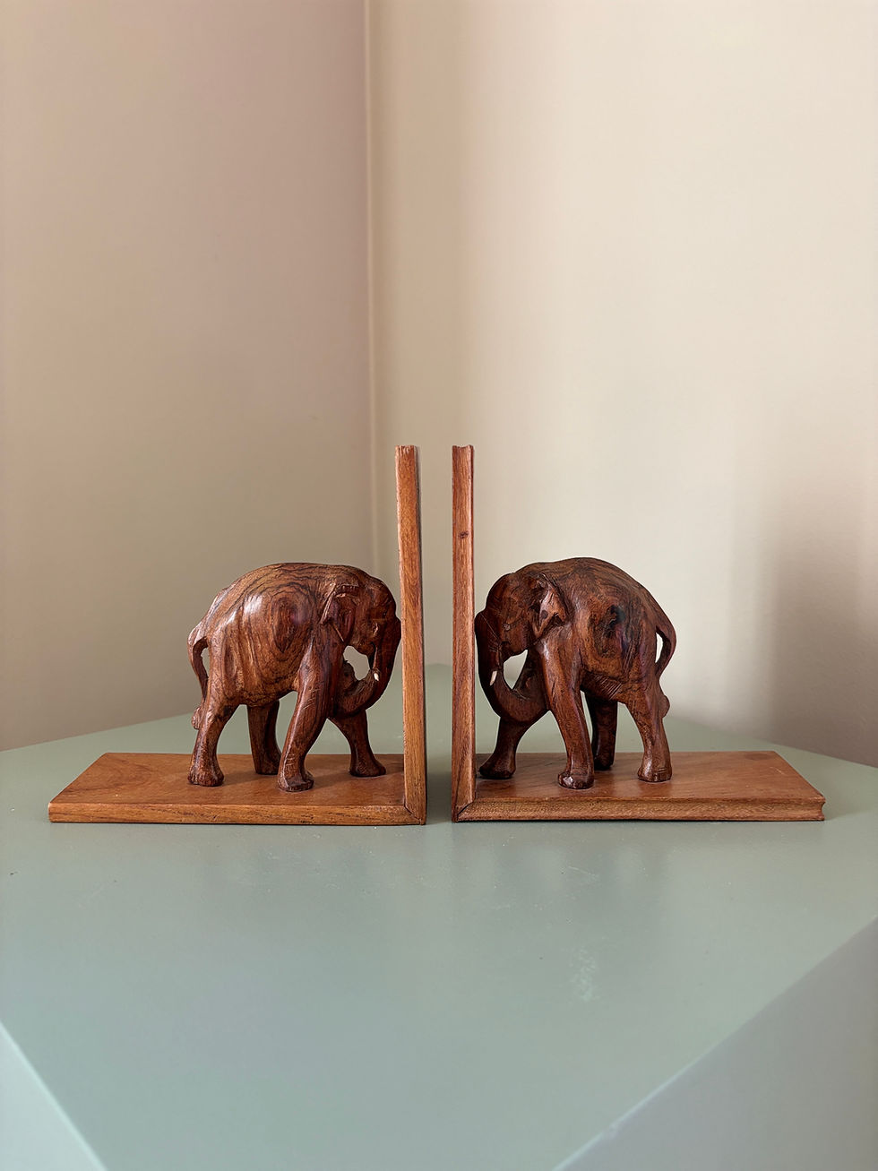 Thumbnail: Vintage boekensteunen hout olifant