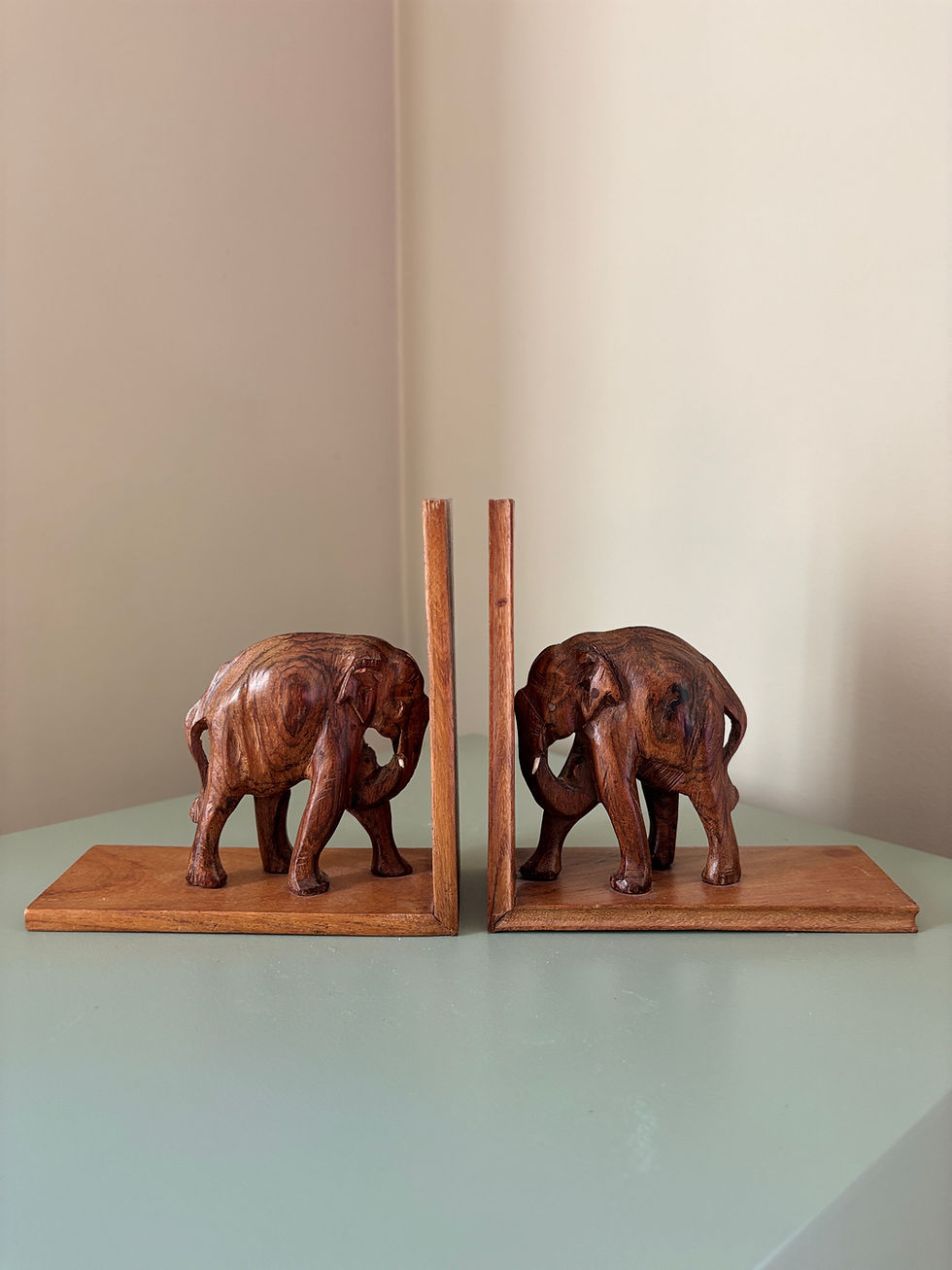 Thumbnail: Vintage boekensteunen hout olifant