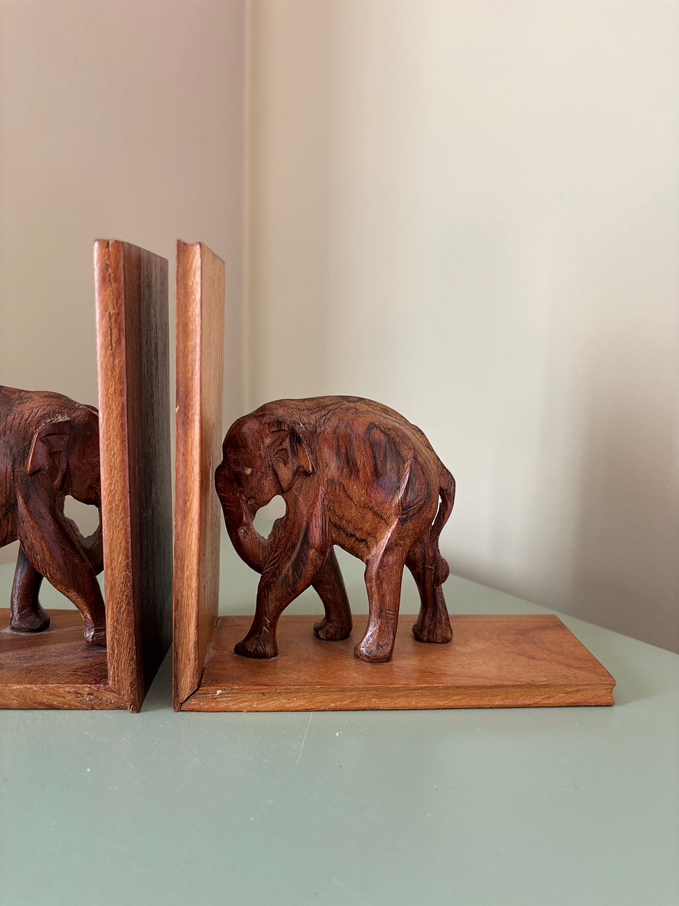 Thumbnail: Vintage boekensteunen hout olifant