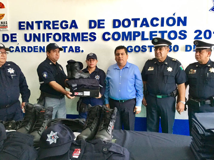 Dota Rafael Acosta de uniformes a policías de Cárdenas
