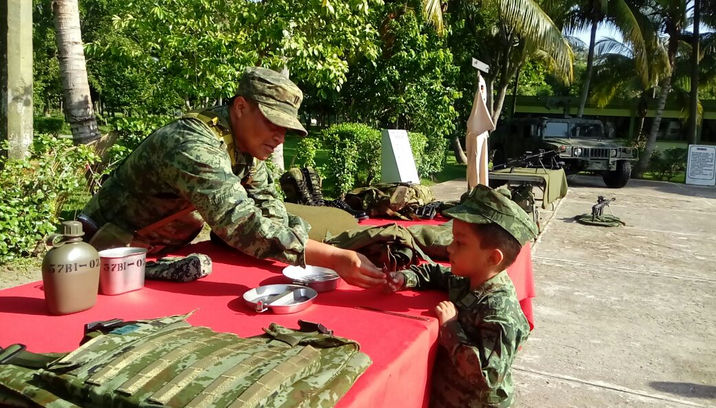 Pequeño con enfermedad crónica cumple anhelo de ser soldado en Cárdenas