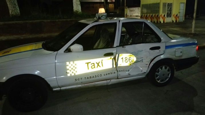 Choca a taxi y luego huye en Cárdenas
