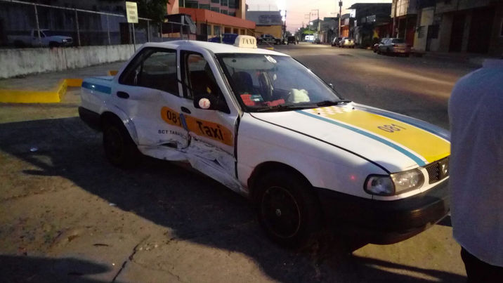 Taxi protagoniza choque en Cárdenas