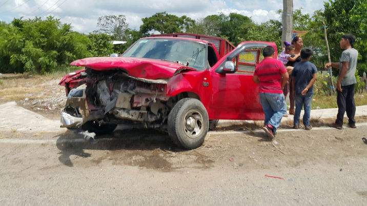 Tráiler saca del camino a camioneta en Cárdenas