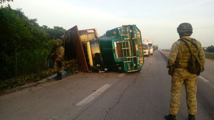 Roban camión y terminan volcados en Cárdenas