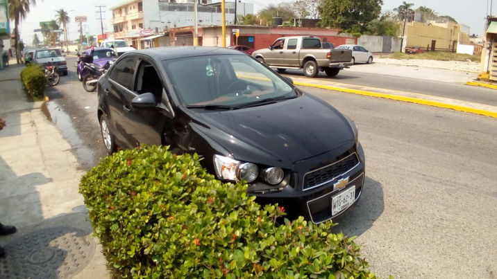 Arrolla a motorista en Cárdenas, pero se hace cargo de los daños