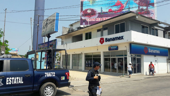 Despelucan banco y a clientes en Cárdenas