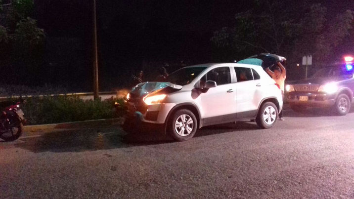 Bolo conductor termina detrás de tráiler en Cárdenas