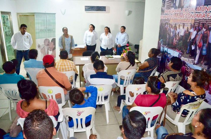 Aterriza gobierno de Cárdenas programa para Jefas de Familia