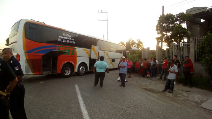 Camión de turismo destruye fachada de vivienda en Cárdenas