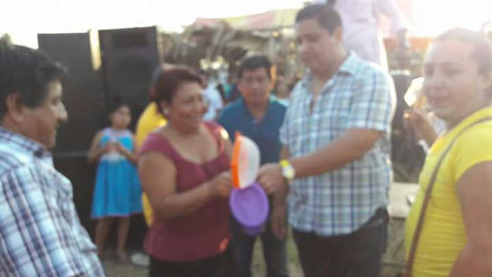 Peor que frijol con gorgojo los regalos del Director de Obras en Cárdenas, acusan mamás: