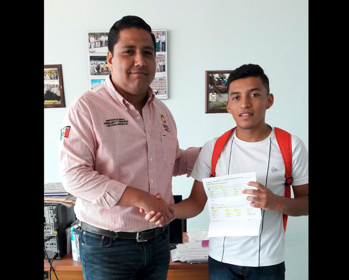 Impulsa Nelson Gallegos a joven promesa deportiva de Cárdenas