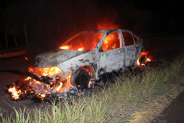 Se incinera taxi en Cárdenas