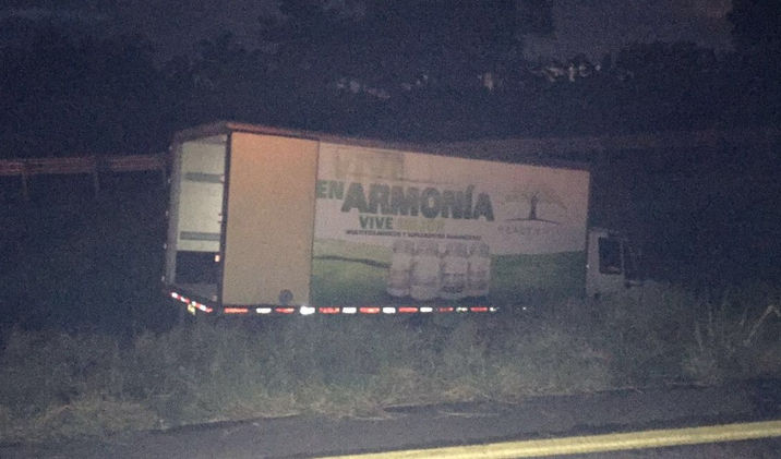 Se pestañea y termina fuera de la carretera en Cárdenas