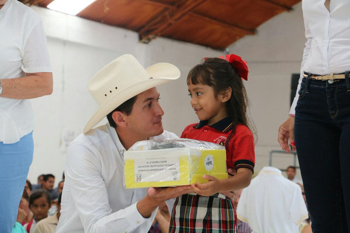 Sabino Herrera apoya a 40 mil estudiantes con uniformes y calzado escolar