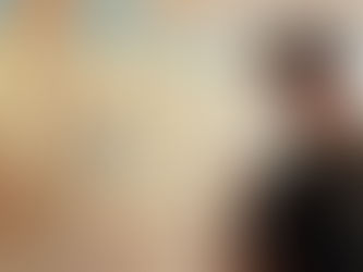 Eine Person steht vor einem Board mit vielen Post-its