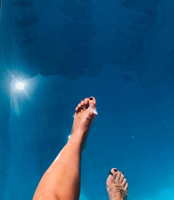 Tempo di piscina. Acqua cristallina e le gambe di Ola